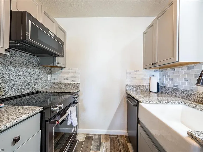 4625 Bayshore Dr #D16 — Photo 3