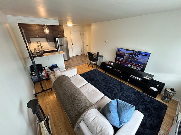 4th image of 806 Franklin Ave W APT 204
