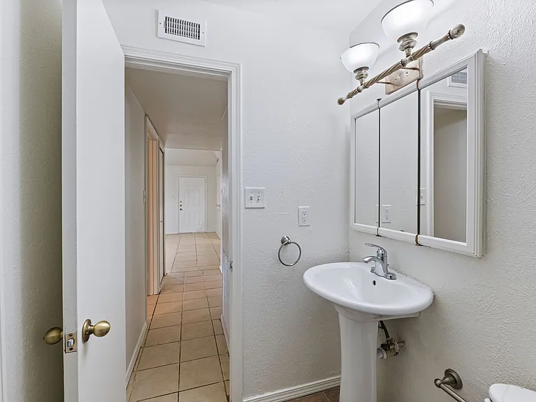 447 Vincent St — Photo 19