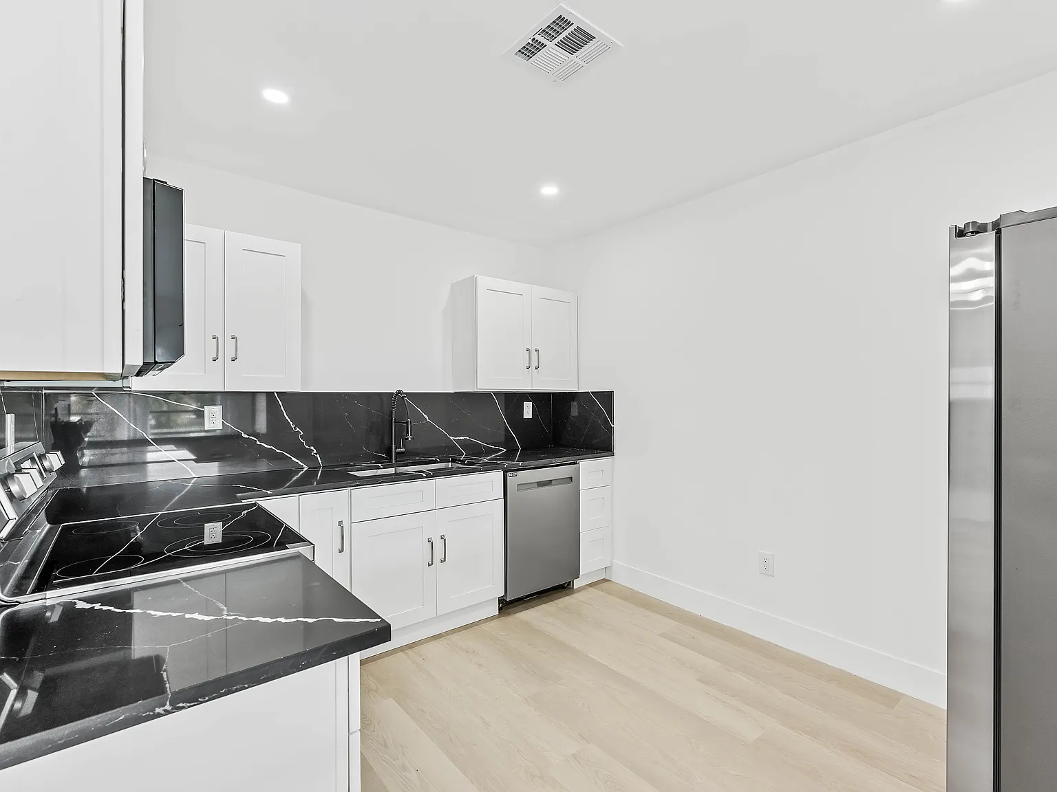 3 bed, 1383 sqft, $3,200 — Photo 2