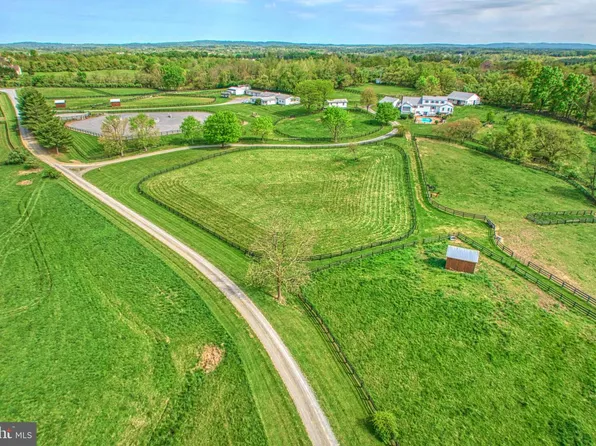 36181 Foxlore Farm Ln, Round Hill, VA 20141