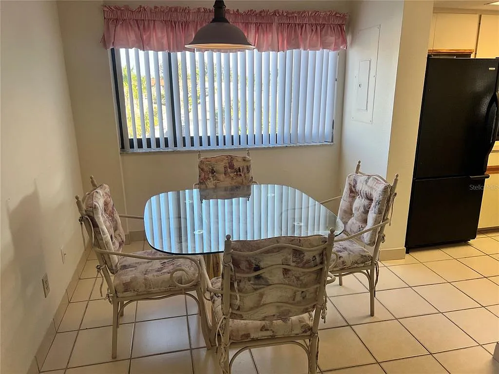 2 bed, 2.0 bath, 1200 sqft, $7,920 — Photo 2