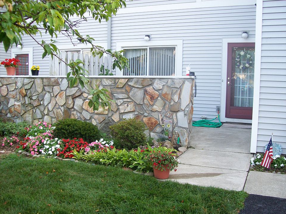 1st image of 330 Yorktown Pl