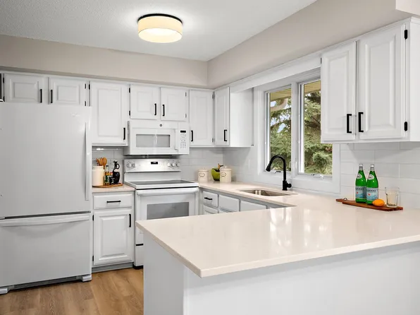 1904 McKnight Rd N, Maplewood, MN 55109