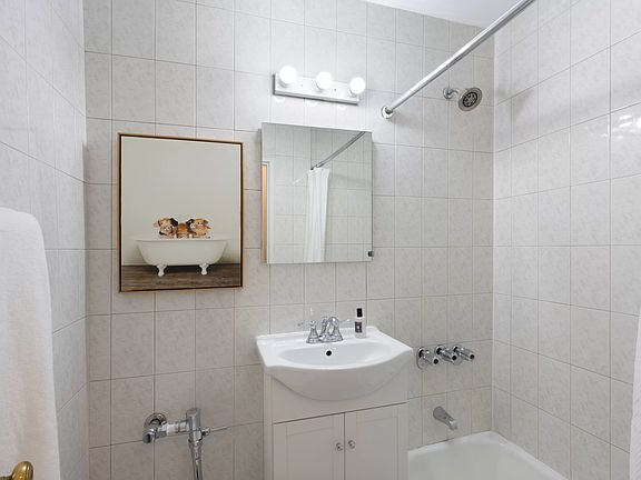 5th image of 212 E 77th St APT 5E