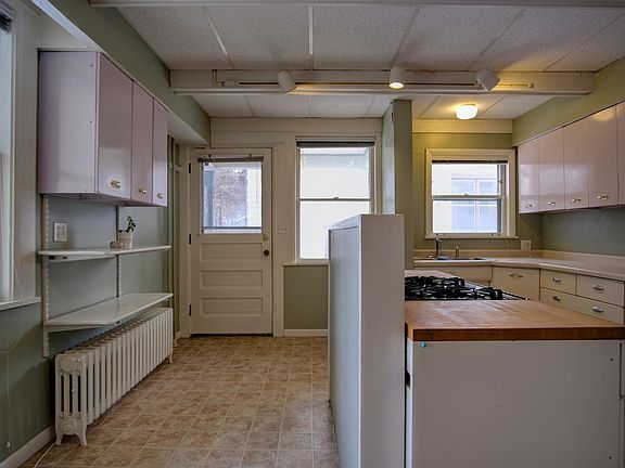 5th image of 1685 Taylor Ave W