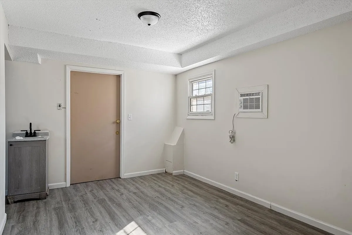 Brick Haven - 111 - Unit 3 — Photo 2