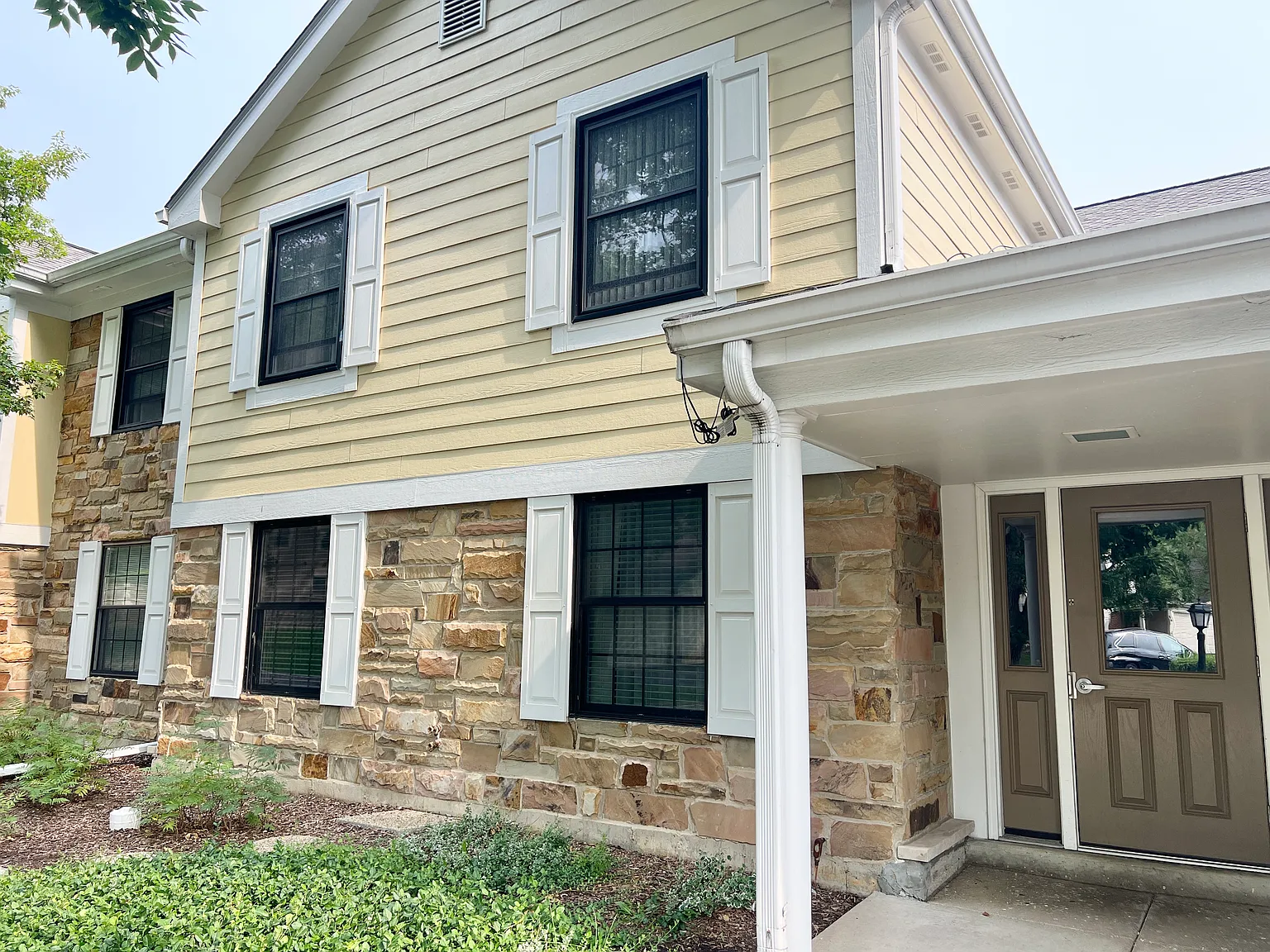 2 bed, 1100 sqft, $2,400 — Photo 2