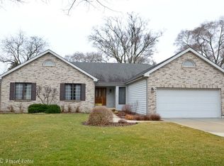 633 Blackthorn Dr, Crystal Lake, IL 60014