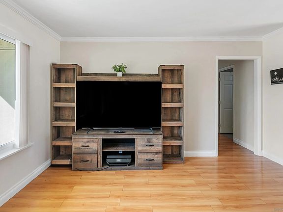 5th image of 732 E Lexington Ave E #19