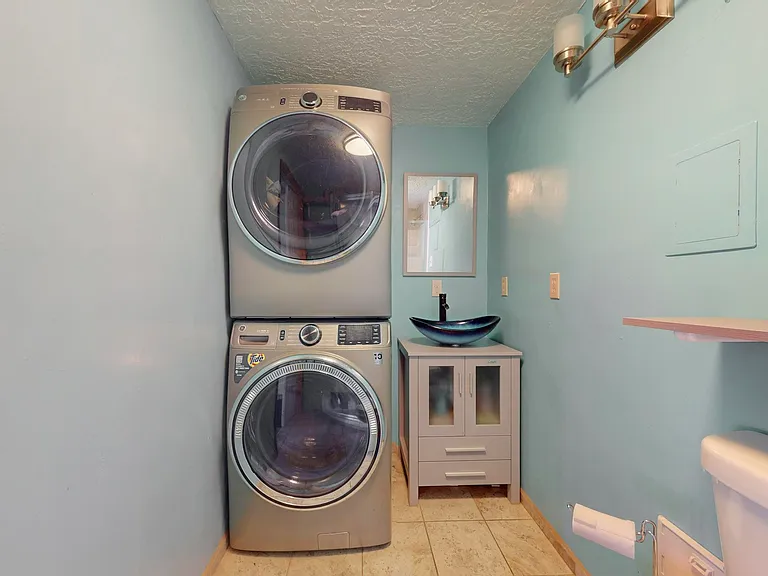 11517 Ralph Ave NE — Photo 8