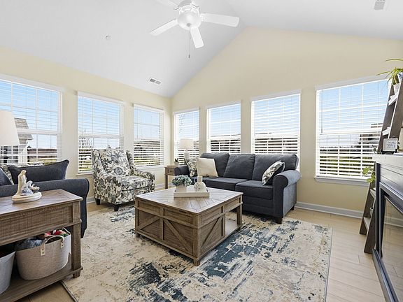 5th image of 1042 Forest Oaks Dr