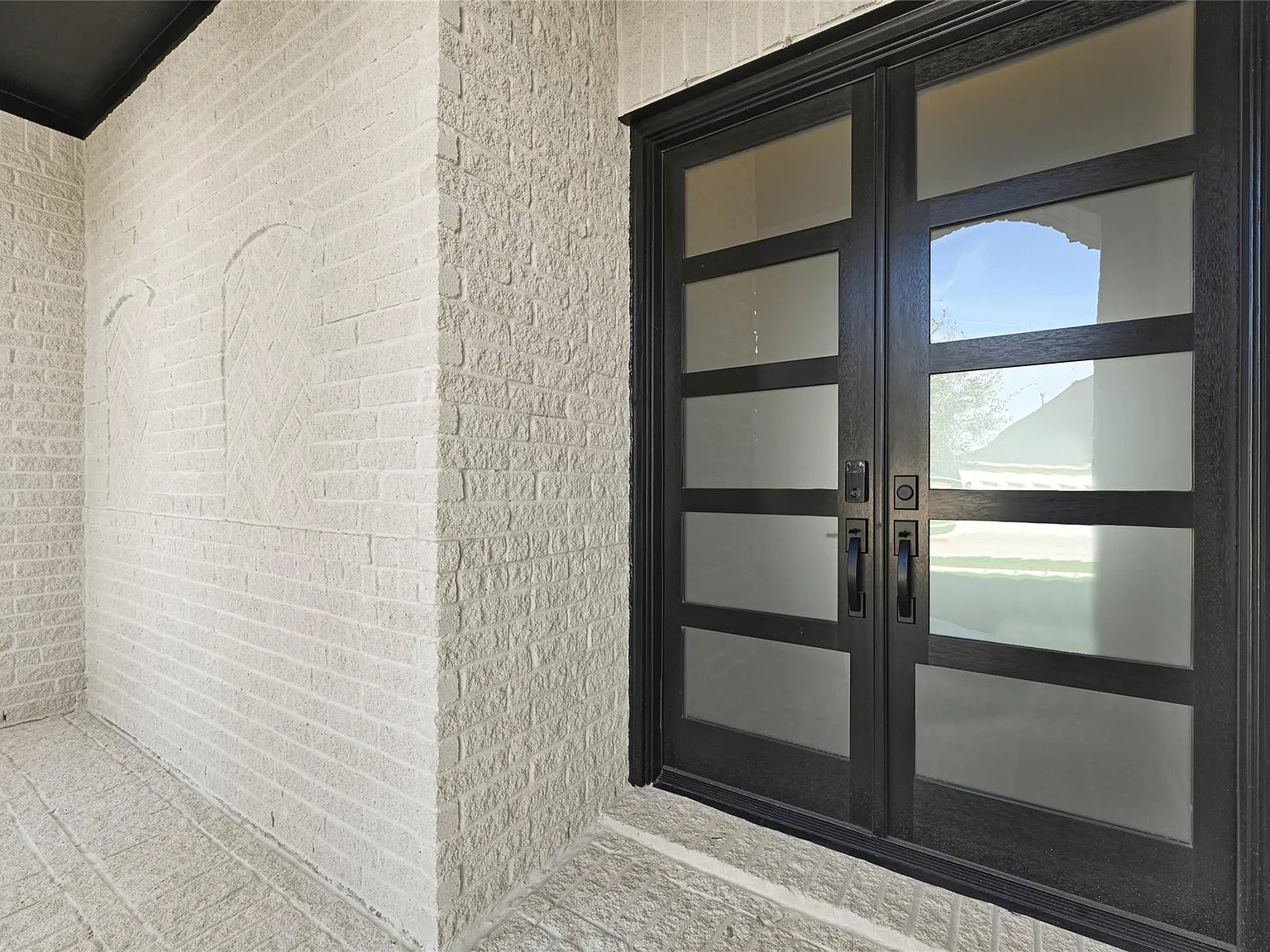 5 bed, 5.5 bath, 4359 sqft, $6,100 — Photo 3