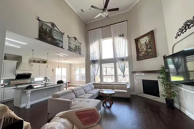 5 bed, 5.5 bath, 4621 sqft, $3,599 — Photo 2