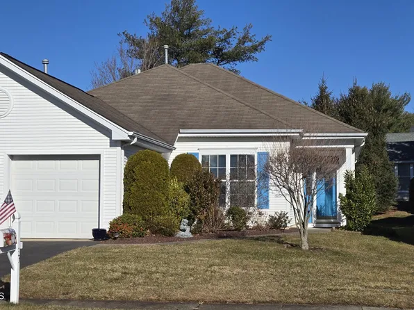 33 Greenways Lane, Lakewood, NJ 08701