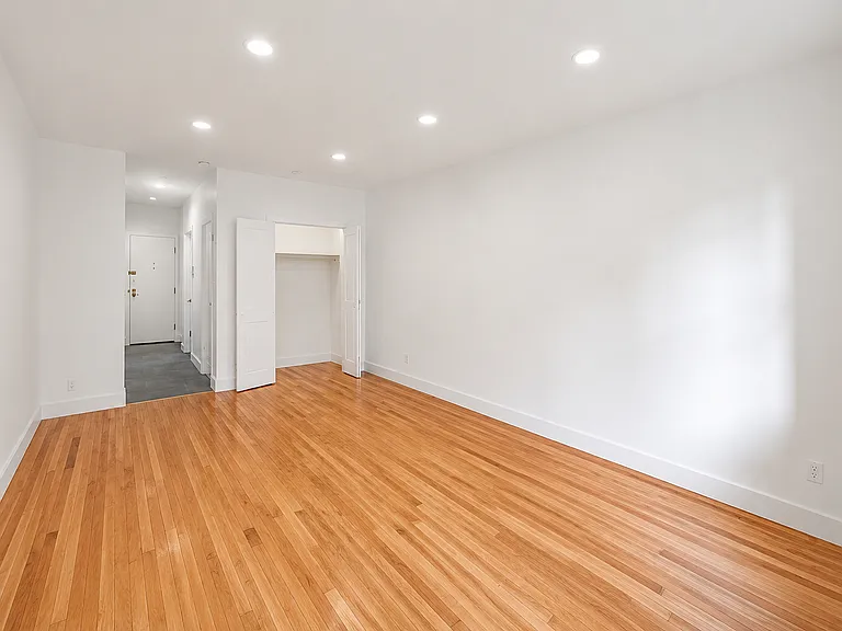 207 E 37th St #3B — Photo 2