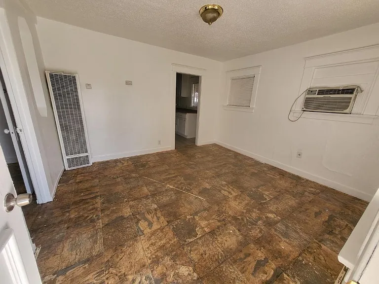 2323 N Mountain View Ave — Photo 2