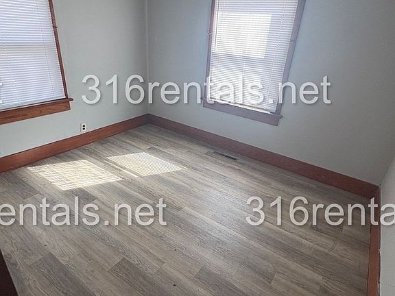 5th image of 905 E 8th St