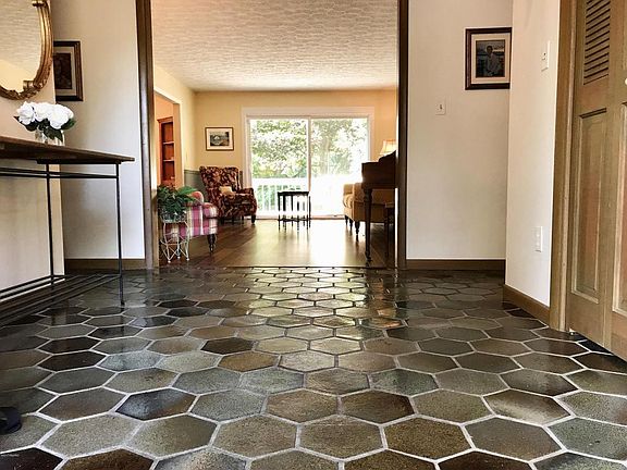 4th image of 910 Cypress Ct