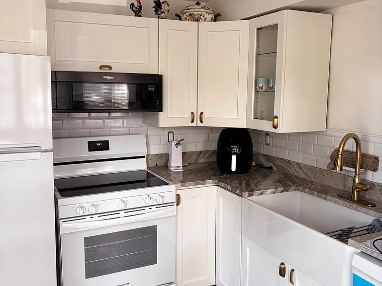 109 W Stanley St — Photo 2