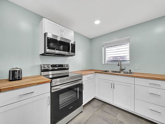 5th image of 200 Waterway Drive S #306