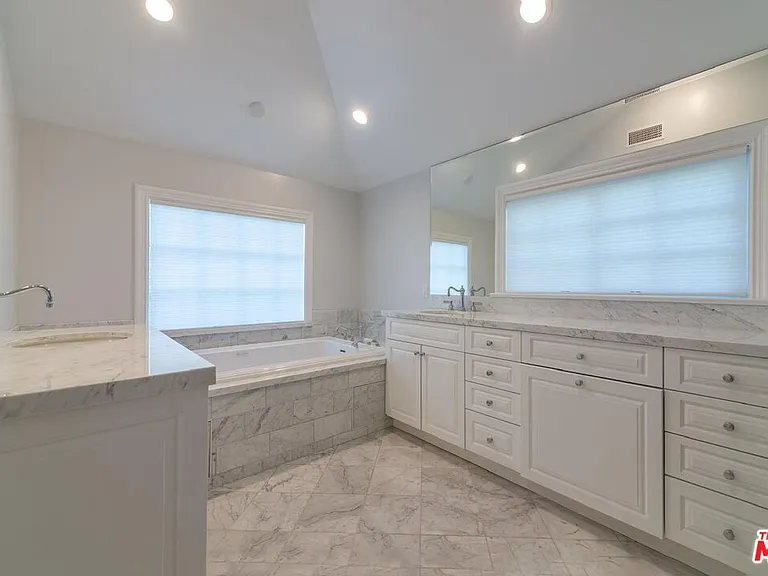 9500 Sawyer St — Photo 9