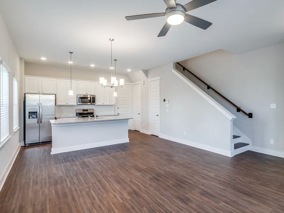 1st image of 617 Hawthorn Grove Ln