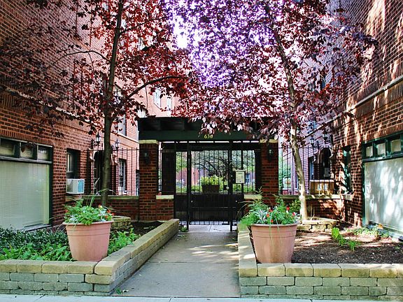 5th image of 632 W Arlington Pl #19