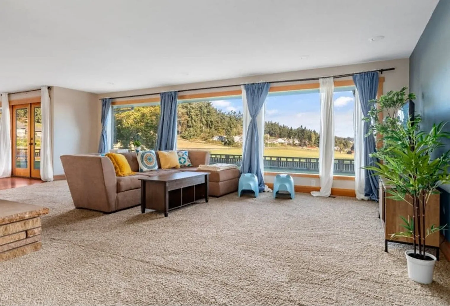 3 bed, 2.5 bath, $6,184 — Photo 1