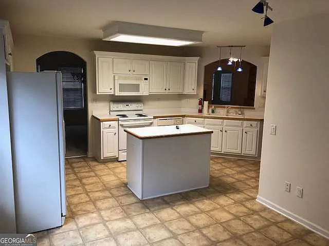 225 Lexington Cir — Photo 13