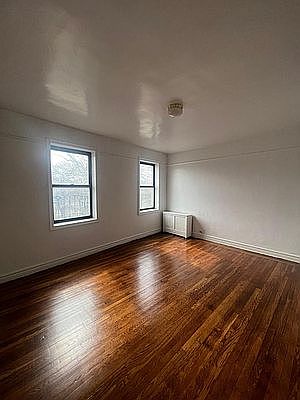 4th image of 655 Pelham Pkwy N APT 3F