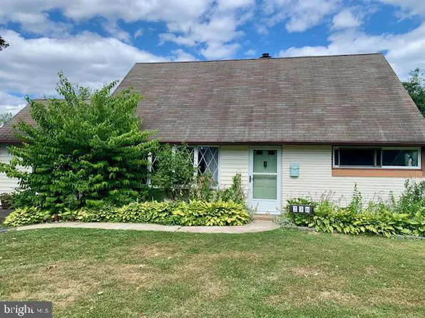 236 Quincy Dr, Levittown, PA 19057