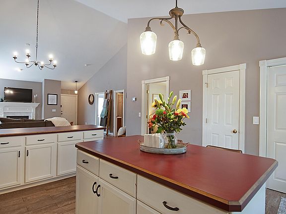 5th image of 110 Riverstone Dr