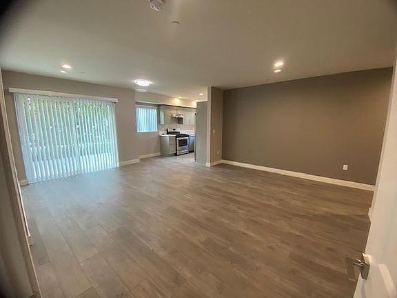 3rd image of 14848 Delano St #103