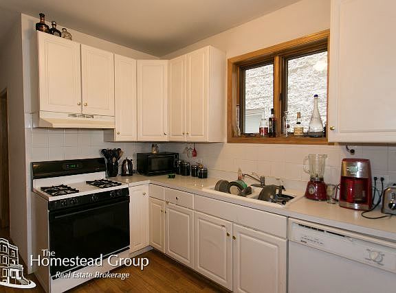 2nd image of 1243 W Erie St #2FRONT