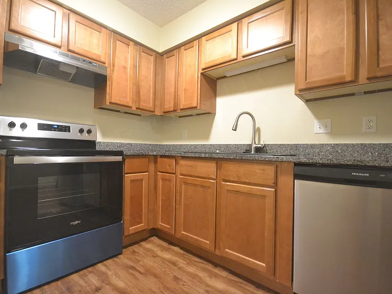 406 Judy St — Photo 11