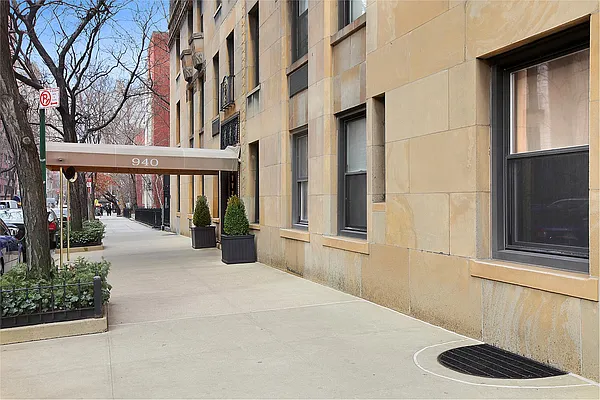 Sold by Douglas Elliman | media 14