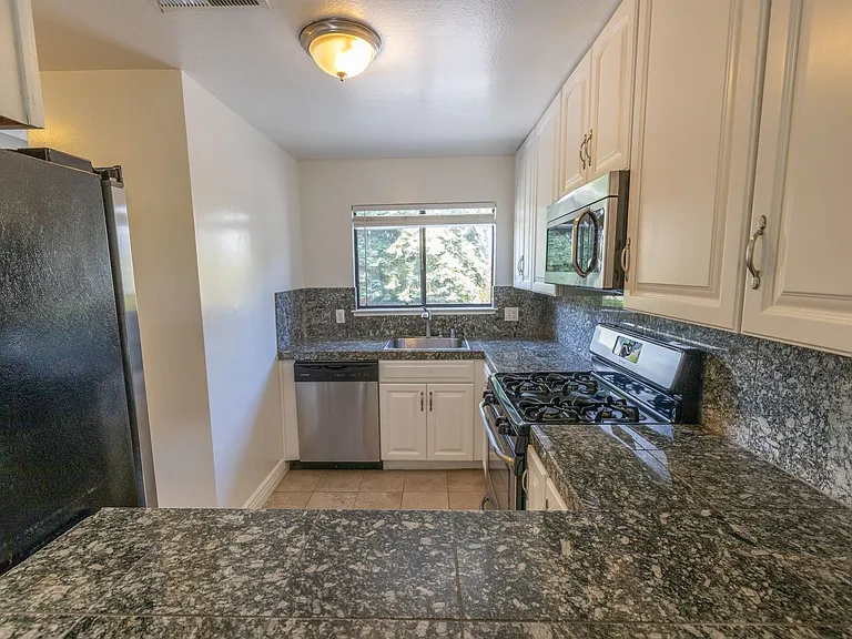 996 Silverado Ct — Photo 4
