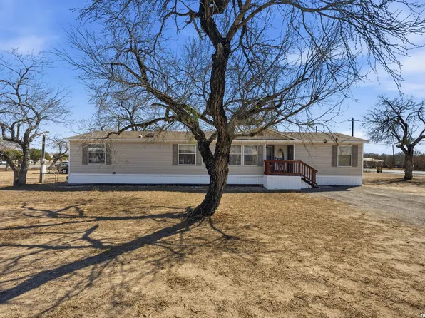 708 Mesquite, Jourdanton, TX 78026