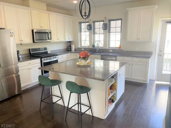 2 Ambrosia Ct #202, Livingston, NJ 07039