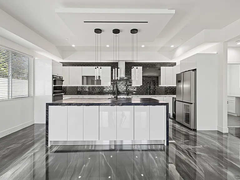 15209 Cohasset St — Photo 5