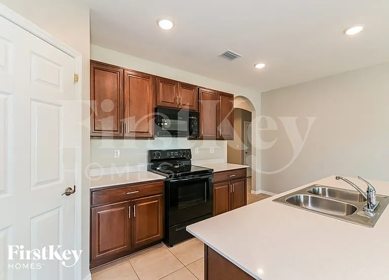 217 SE 27th St — Photo 7