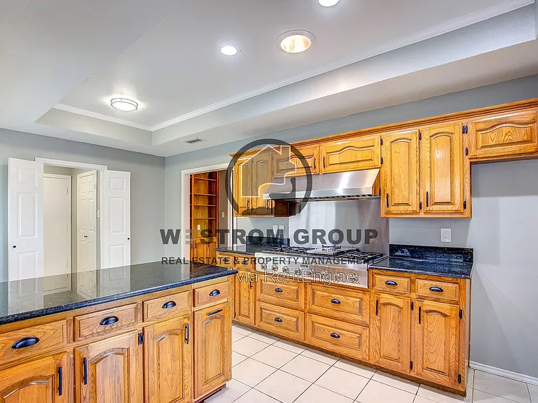 3914 Meadow Dr — Photo 12