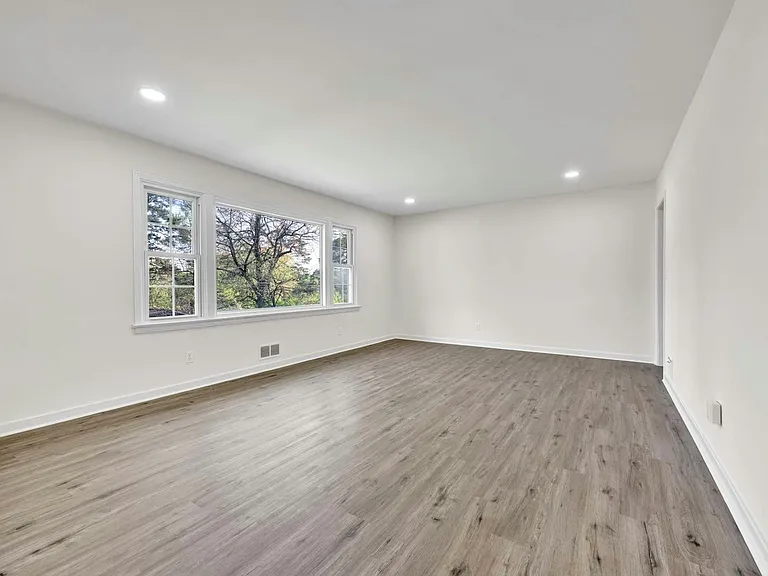 1112 Violet Dr — Photo 9