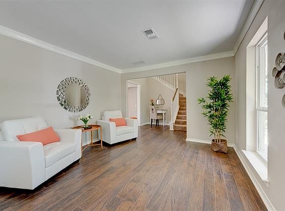 5th image of 2201 Heather Hill Ln