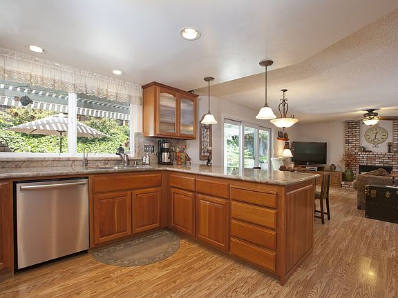 4th image of 328 Granite Cir