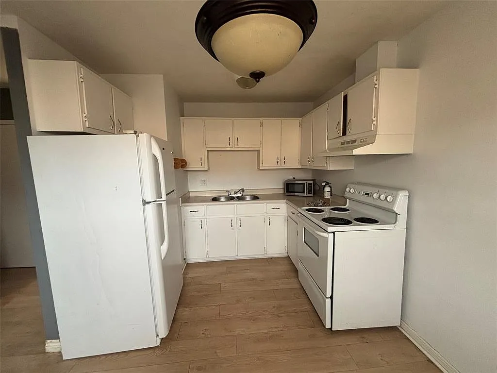 Building Photo - 834 Exmouth St #22