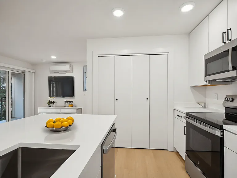 Emerald Place Apartments — Photo 8