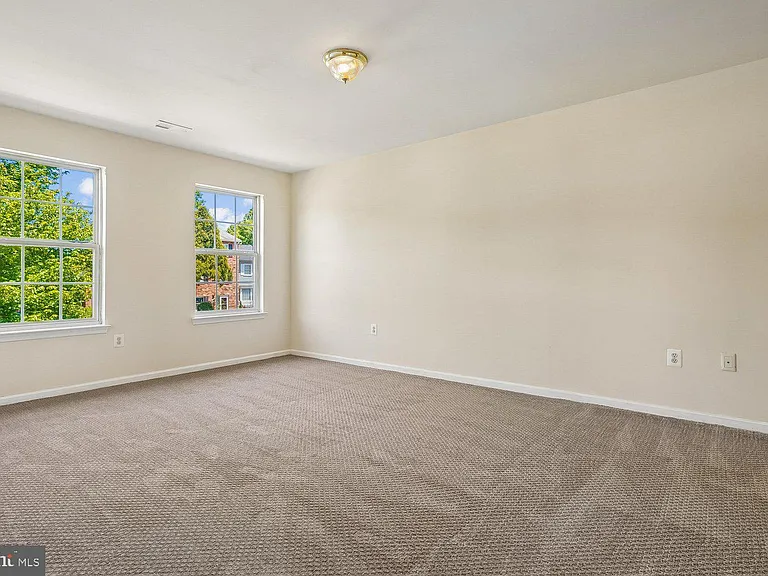 14677 Cloverdale Rd — Photo 36