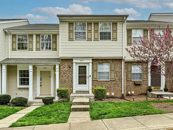 1227 Maple Shade Ln, Charlotte, NC 28270